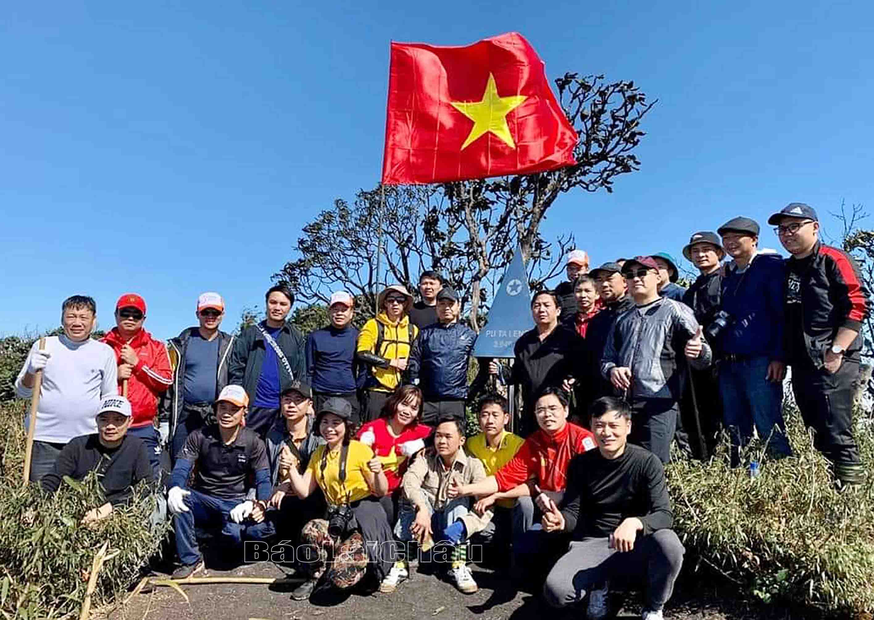 Lãnh đạo tỉnh, huyện cùng đại diện các công ty, doanh nghiệp phát triển du lịch lữ hành trong nước chụp ảnh lưu niệm tại đỉnh Pu Ta Leng (huyện Tam Đường).